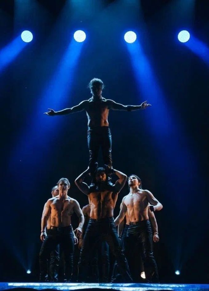 Шоу «Рубашки-долой»